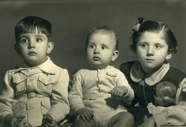 1950-12-22, con sus hermanos, María Dolores e Isidoro