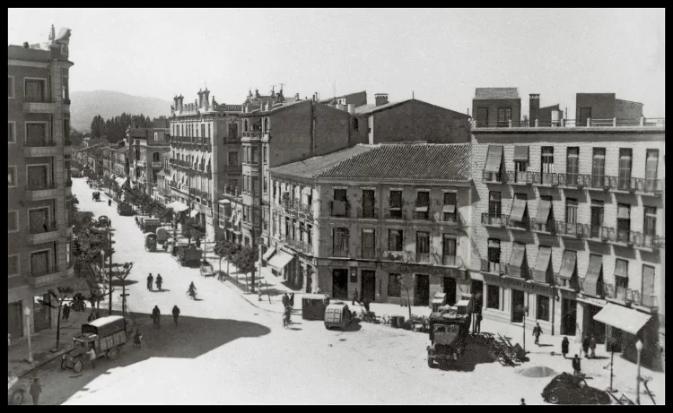 Casa natal (primer término, a la derecha de la imagen, piso 1º), Plaza González Conde, 5, Murcia. Foto aprox. del momento en que el poeta nació.