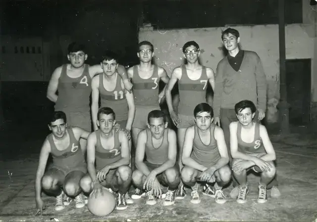 Equipo baloncesto Colegio Capuchinos de Murcia, hacia 1964 (segundo por la derecha, primera fila).